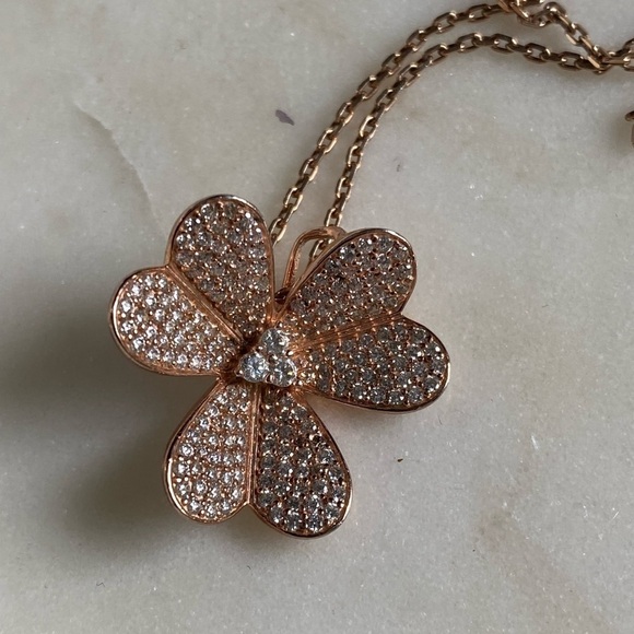 𝅺rose gold plated micropavé flower necklace - Picture 7 of 11